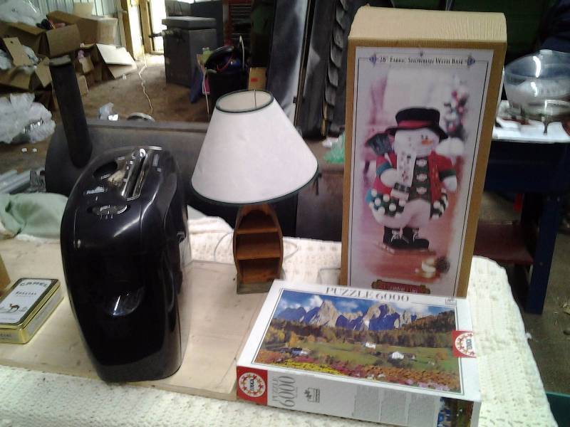 lot 37 image: Fellowes Paper Shredder, Boat Lamp With Shade, 28 Snowman, Educa 6000 Puzzle