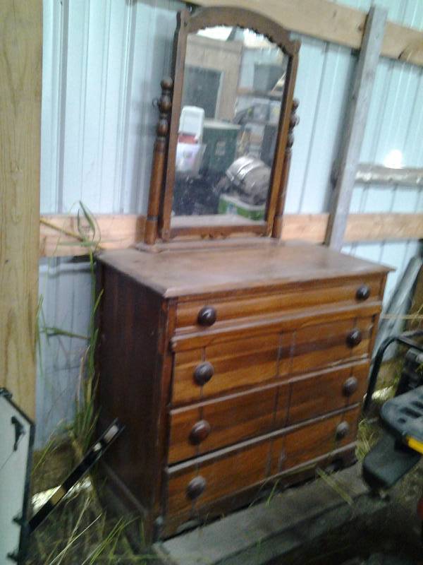lot 48 image: Vintage 4-Drawer Dresser With Mirror (42x19x34)