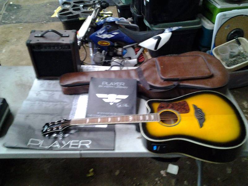 lot 52 image: Keith Urban Player Electric Acoustic Guitar With Amp (Learn To Play 30 Songs In 30 Days)