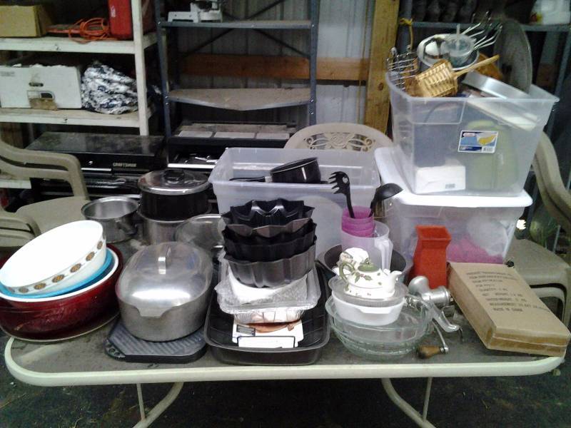 lot 68 image: Large Lot Of Kitchen Wares Pots, Pans, Lids, Bake and Cake Pans, Griddle, Utensils, More