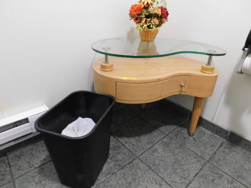 SIDE TABLE, TRASH CAN AND FAKE FLOWER ARRANGEMENT