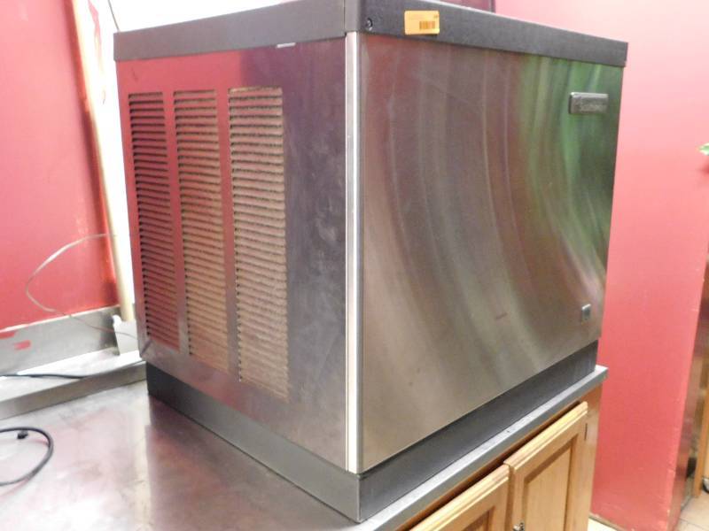 SCOTSMAN BOTTOM DISPENSE ICE MAKER