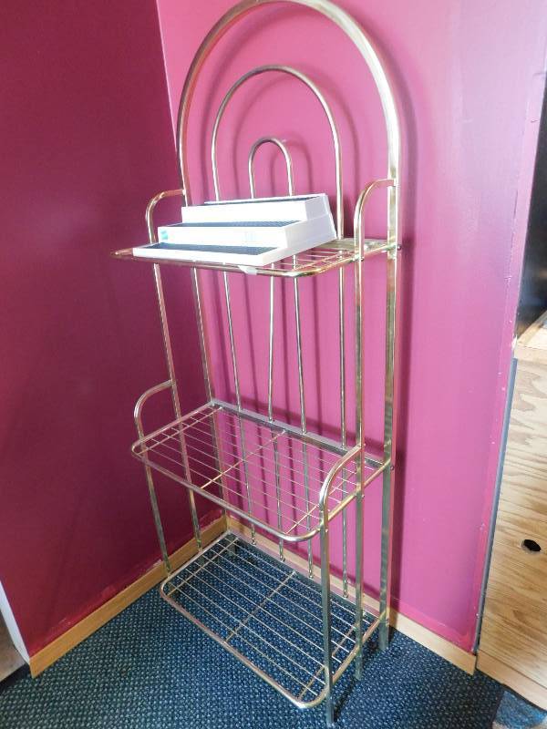 BRASS COLORED BAKERS RACK