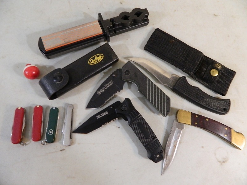 lot 18 image: Assorted Knives