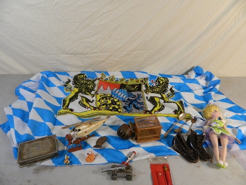 lot 36 image: Collectibles
