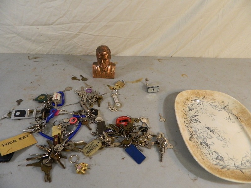 lot 41 image: Keys and Collectibles