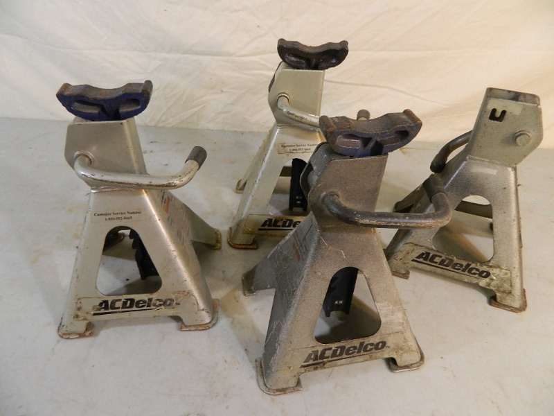 lot 102 image: 4 Jacks Stands