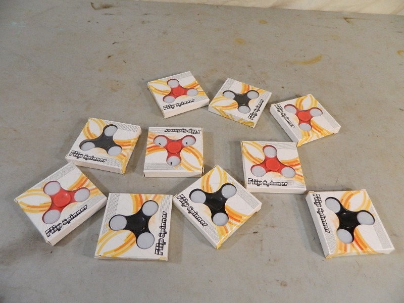 lot 136 image: 10 New Fidget Spinners