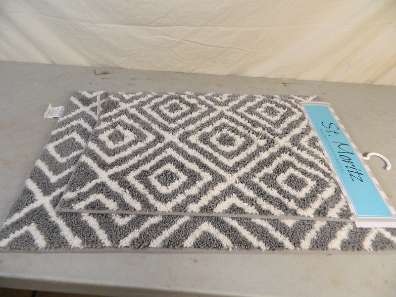 lot 147 image: New 2 Pc Bath Rug Set