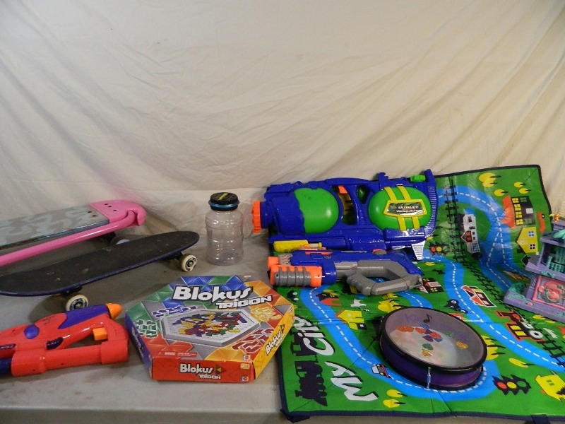 lot 172 image: Toys and Games