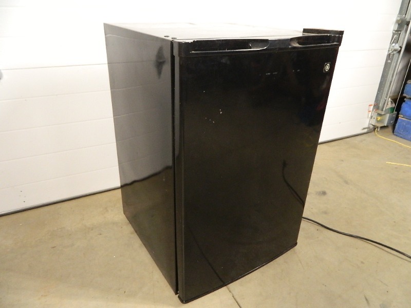 lot 14 image: GE Mini Refrigerator