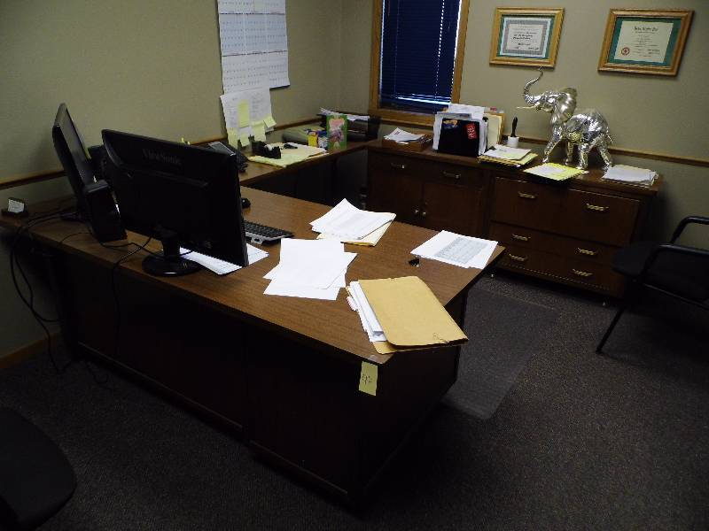 lot 46 image: Desk W Return & Credenza
