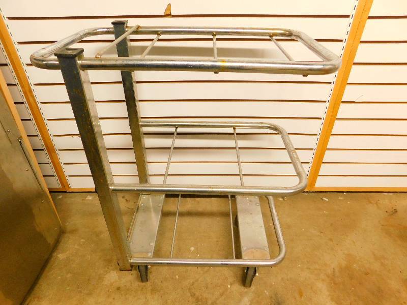lot 32 image: Metal 3-Shelf Rolling Cart
