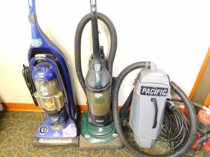 lot 60 image: 3 Vacuums