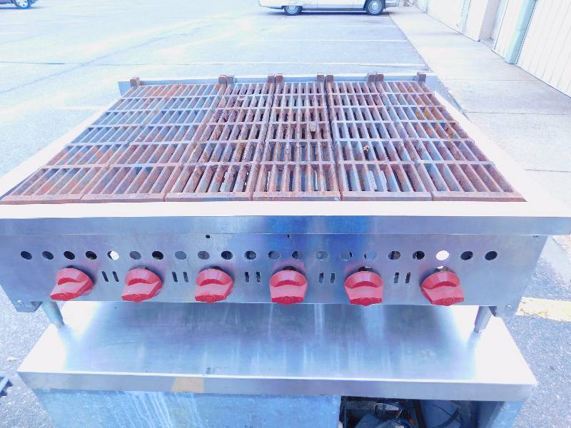 lot 15 image: 6-Burner Gas Grill