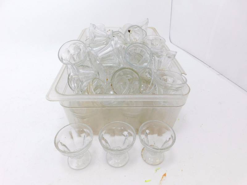 lot 29 image: Lot of Glass Sundae Dishes