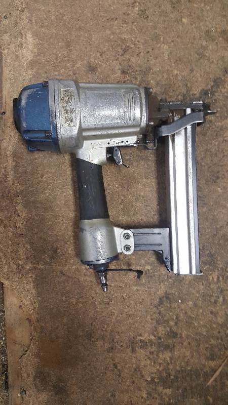 lot 1 image: APACH CF-15AA Industrial Corrugated Fastener Tool for Bea W, Senco SC2 and Duo Fast CF 38-Inch to 58-Inch Used and works perfectly.