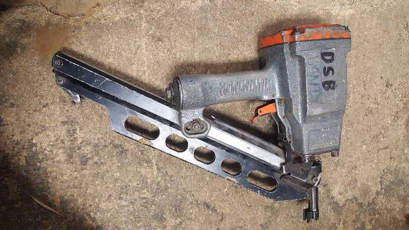 lot 4 image: Paslode 535090s-pm 30 Degree Pneumatic Framing Nail Gun 1c used and works perfectly. tool