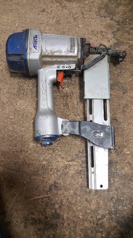 lot 32 image: Apach 16 Gauge Medium Crown Stapler LU-951PDE Senco used in good working condition tool