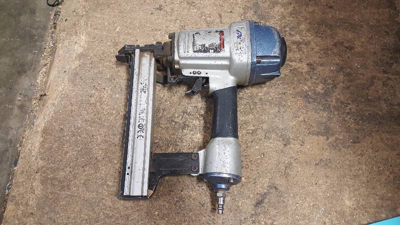lot 39 image: APACH CF-15AA Industrial Corrugated Fastener Tool for Bea W, Senco SC2 and Duo Fast CF 38-Inch to 58-Inch Used and works perfectly. tool