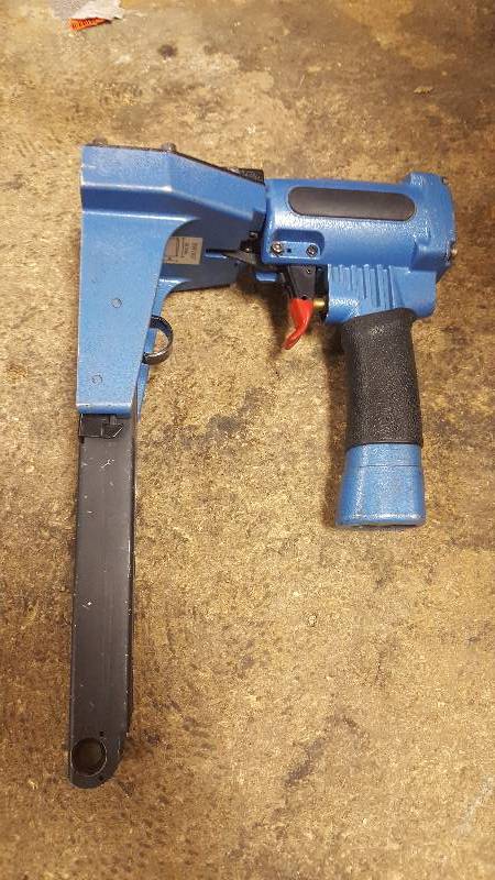 lot 43 image: Josef Kihlberg 561-15PN Carton Top Closing Tool Stapler Pneumatic Air Tool 58 used in good working condition tool