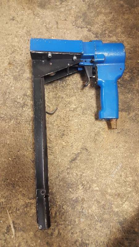 lot 44 image: Josef Kihlberg 561-15PN Carton Top Closing Tool Stapler Pneumatic Air Tool 58 used in good working condition