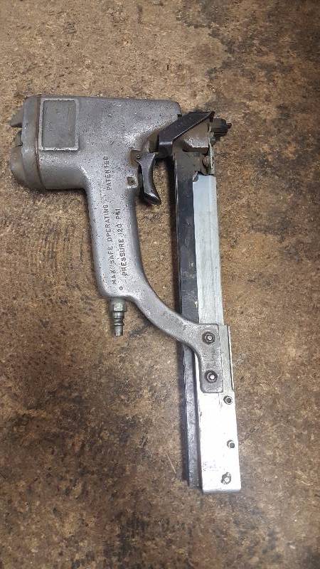 lot 45 image: Paslode Signode Mustang 92000 Air Pneumatic 316 Crown Stapler 14 used in good working condition tool