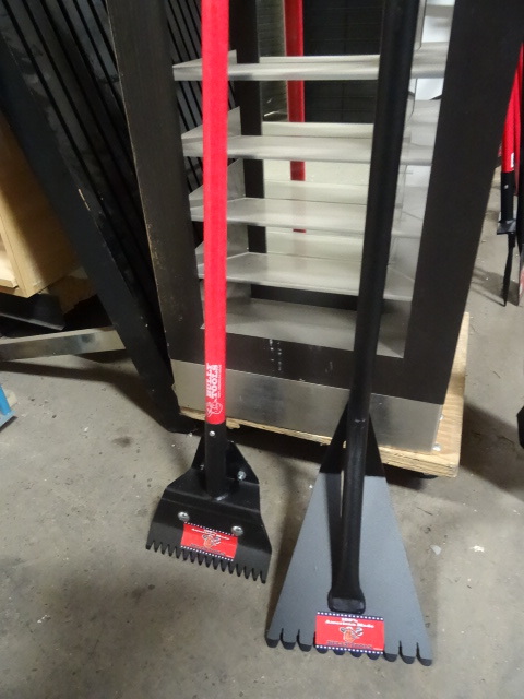 lot 99 image: Bully Tools Shingle Removers New