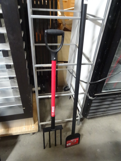 lot 100 image: Bully Tools Scraper And Potato Fork New