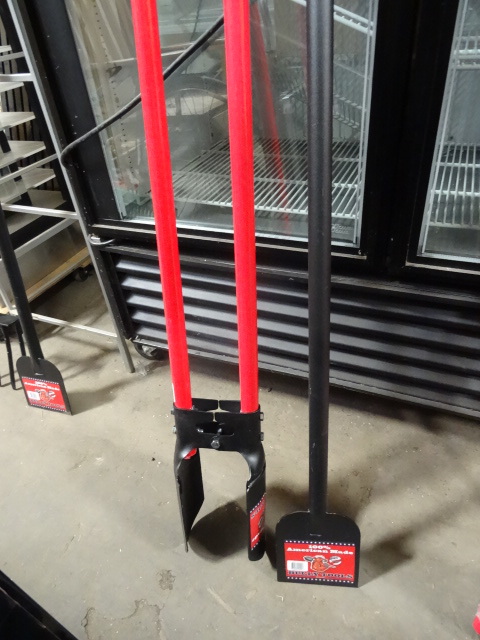 lot 101 image: Bully Tools Clamshell Post Digger and Scraper New