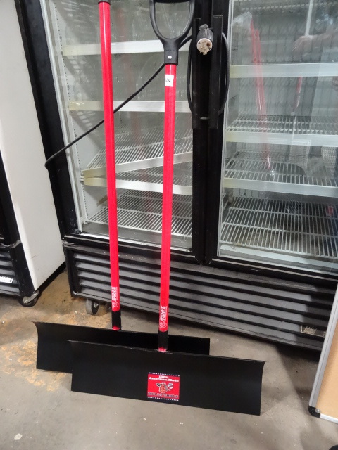 lot 104 image: Bully Tools 30 Metal Snow Shovels Qty 2