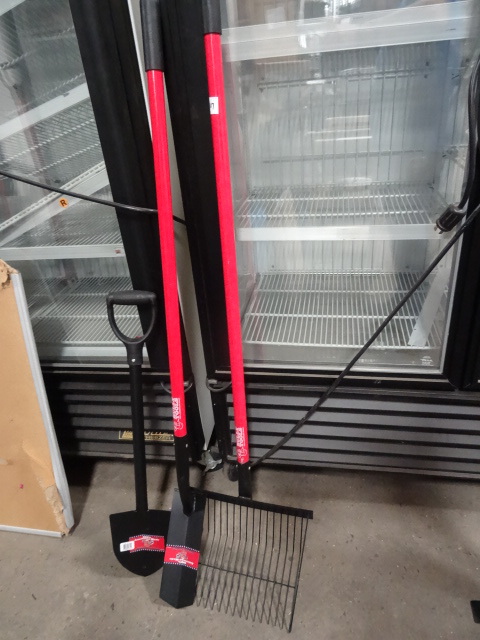 lot 107 image: Bully Tools Trunk Shovel, Trench Shovel