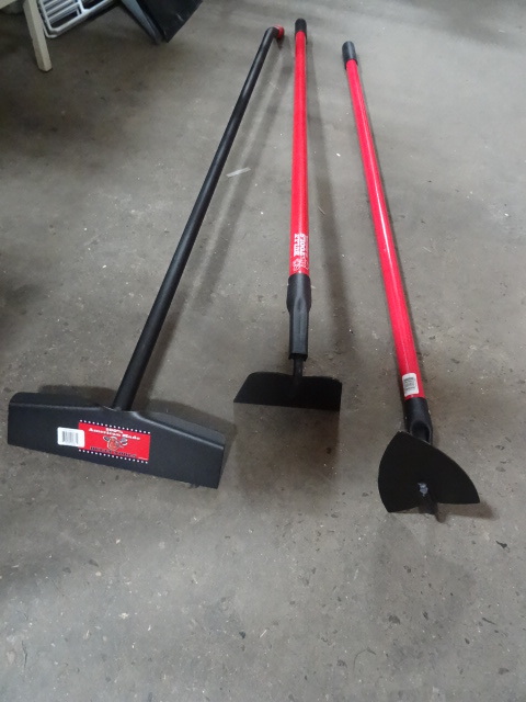 lot 115 image: Bully Tools 2 Garden Hoes & 1 Livestock   New