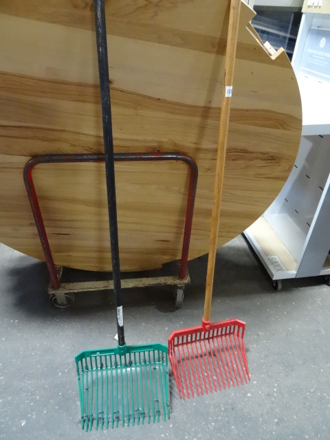 lot 125 image: 2 Stall Scooper For Cleaning Horse Stalls