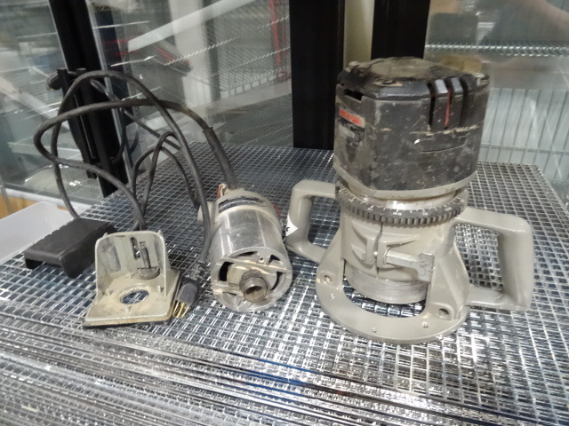 lot 136 image: Porter Cable 6902 And 75192 Routers For Parts