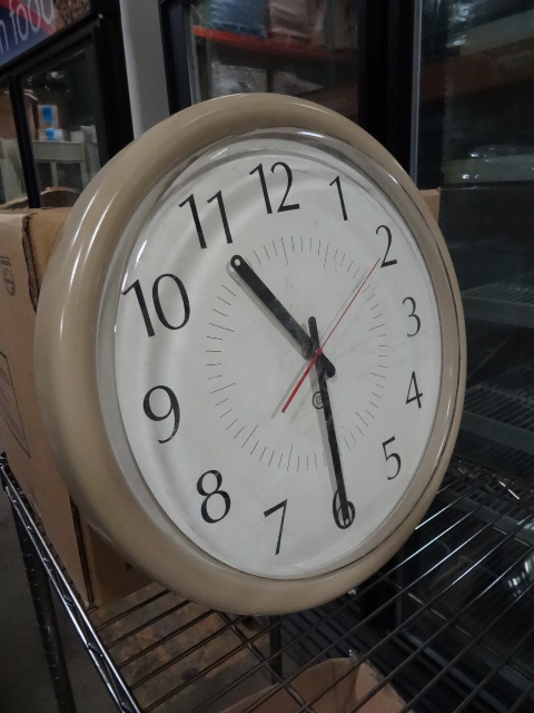 lot 149 image: 16 Wall Clock Quartz