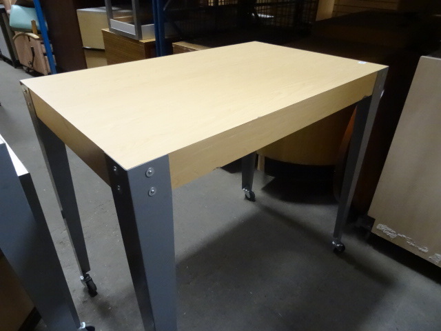 lot 153 image: 30 X 48 X 44 Retail Table On Wheels