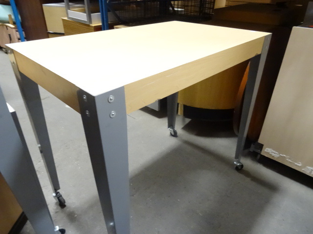 lot 154 image: 30 X 48 X 44 Retail Table On Wheels