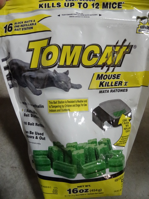 lot 183 image: 16 oz. Bag Of Tomcat Mouse Killer Blocks