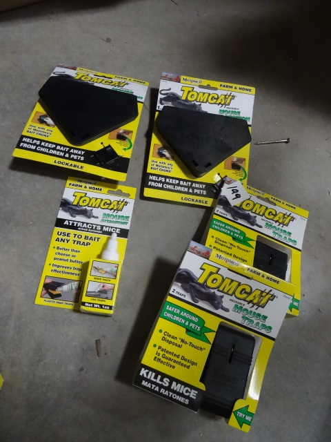 lot 199 image: 4 Tomcat Mouse Traps, 2 Tomcat Bait Stations