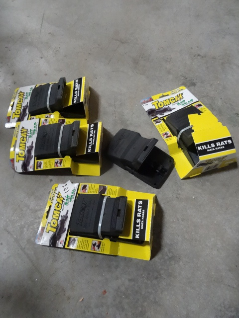 lot 201 image: 5 Tomcat Rat Traps
