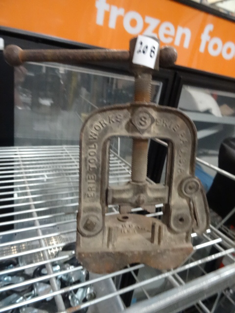 lot 208 image: Erie Tool Works Vintage Bench Mount Pipe Vise