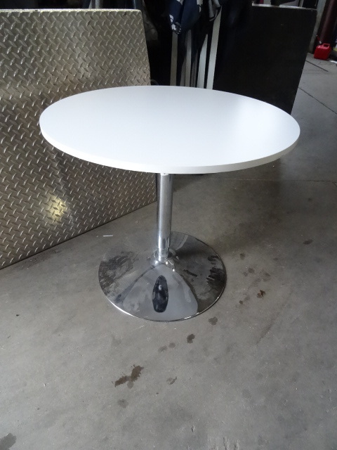 lot 1 image: 2 Adjustable Height Tables 30 Round.