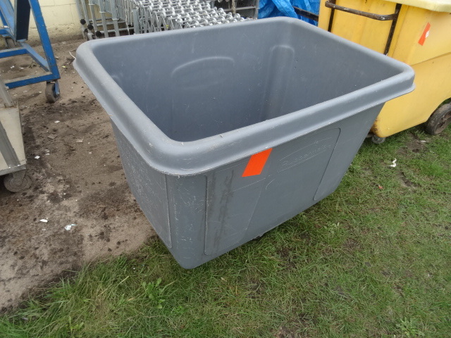lot 25 image: Poly Rubbermaid 4614 Cube Truck