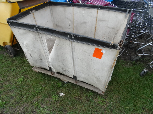 lot 26 image: Canvas Laundry Cart 34 X 48