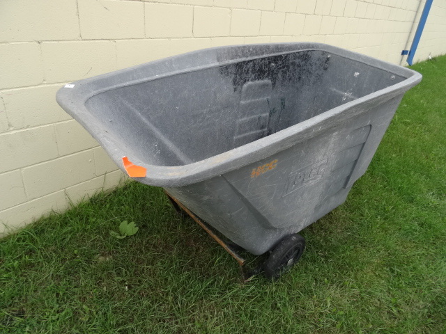 lot 41 image: Toter 4 Wheel Poly Garbage Tote Dumps