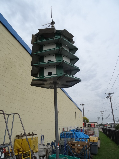 lot 44 image: Aluminum Martin House On Steel Pole