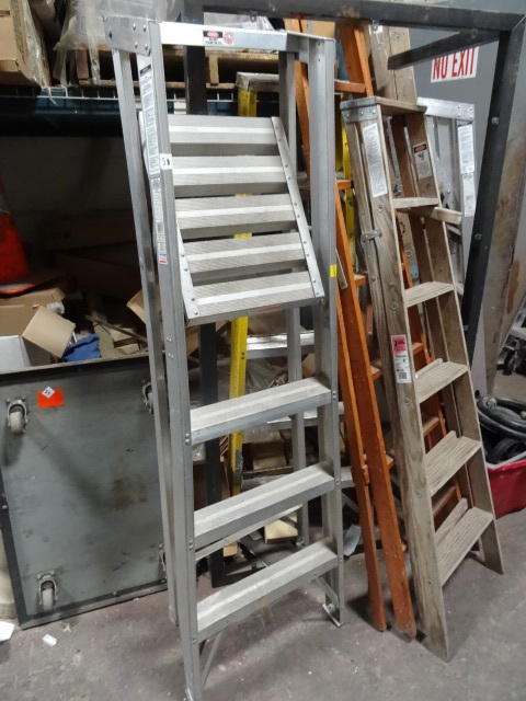 lot 58 image: Louisville Step Ladder Model AP1004 4,