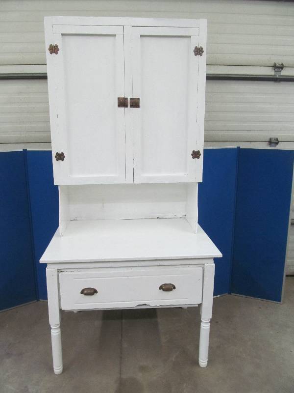 lot 115 image: vintage cabinet