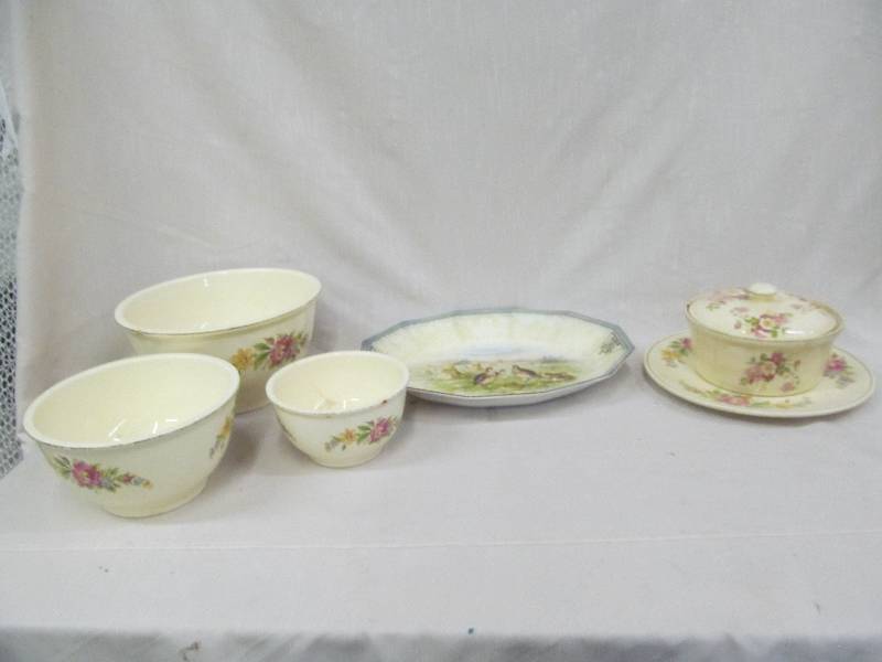 lot 129 image: vintage kitchen Kraft bowls
